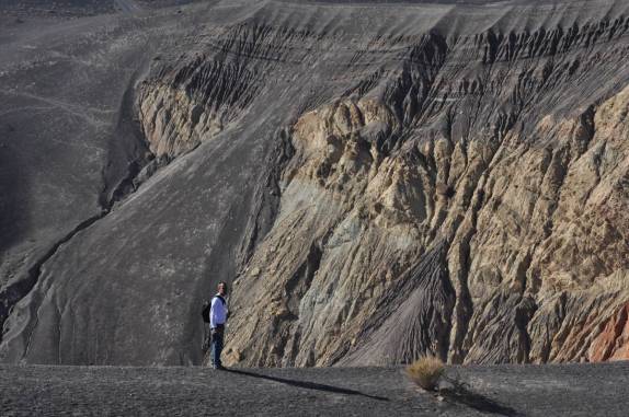 Ficamos minúsculos ao lado da enorme cratera do vulcão Ubehebe, no norte do Death Valley National Park, na Califórnia - EUA
